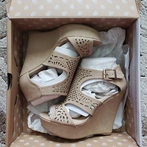 Nude wedges